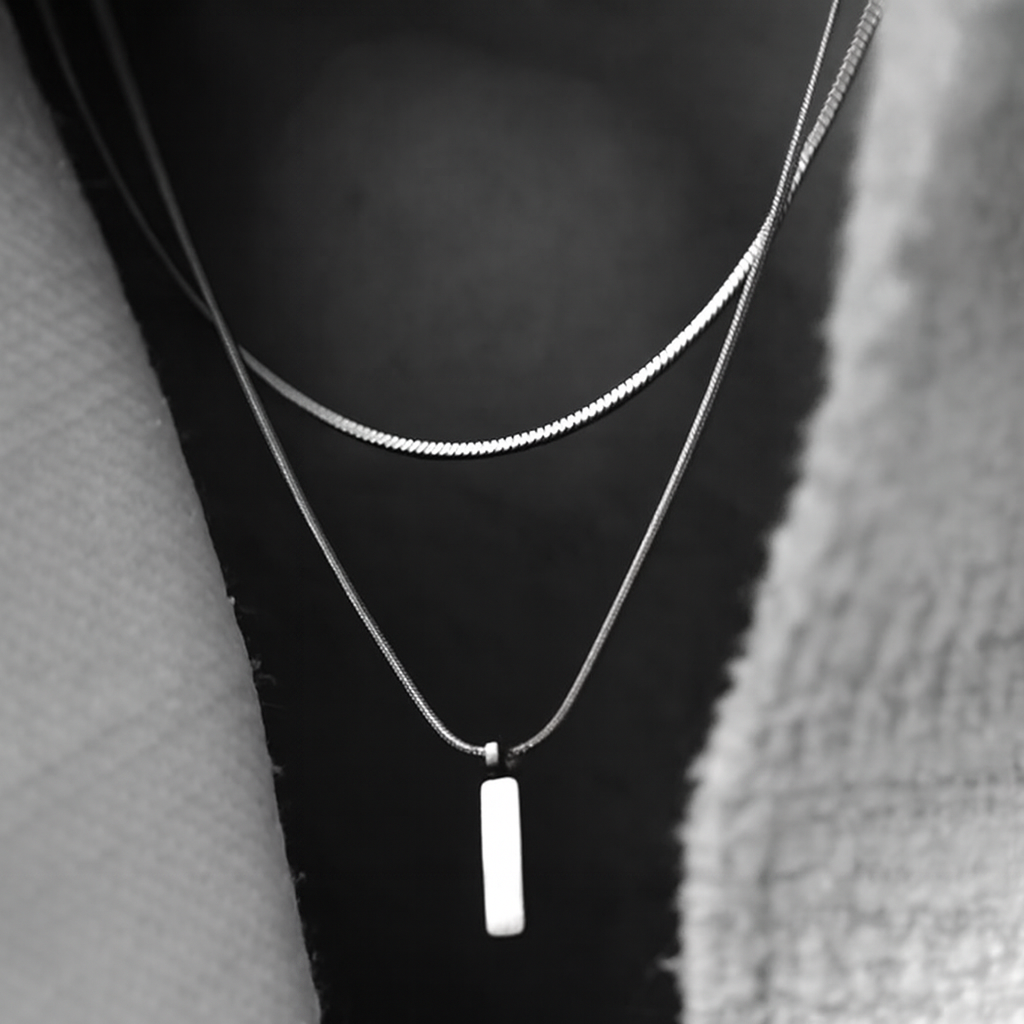 SQUARE PENDANT NECKLACE - A Z Z I U M .