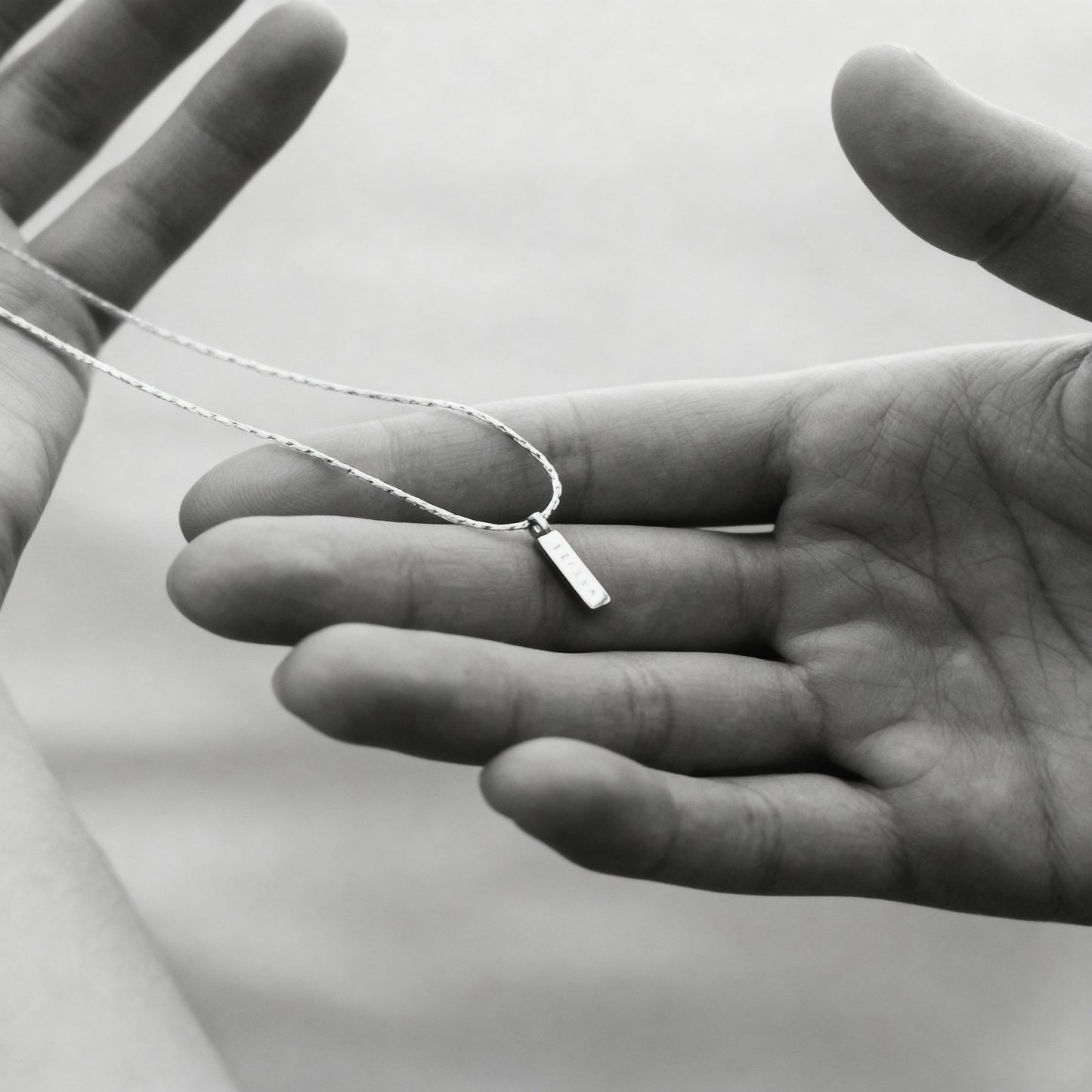 WIRE PENDANT NECKLACE